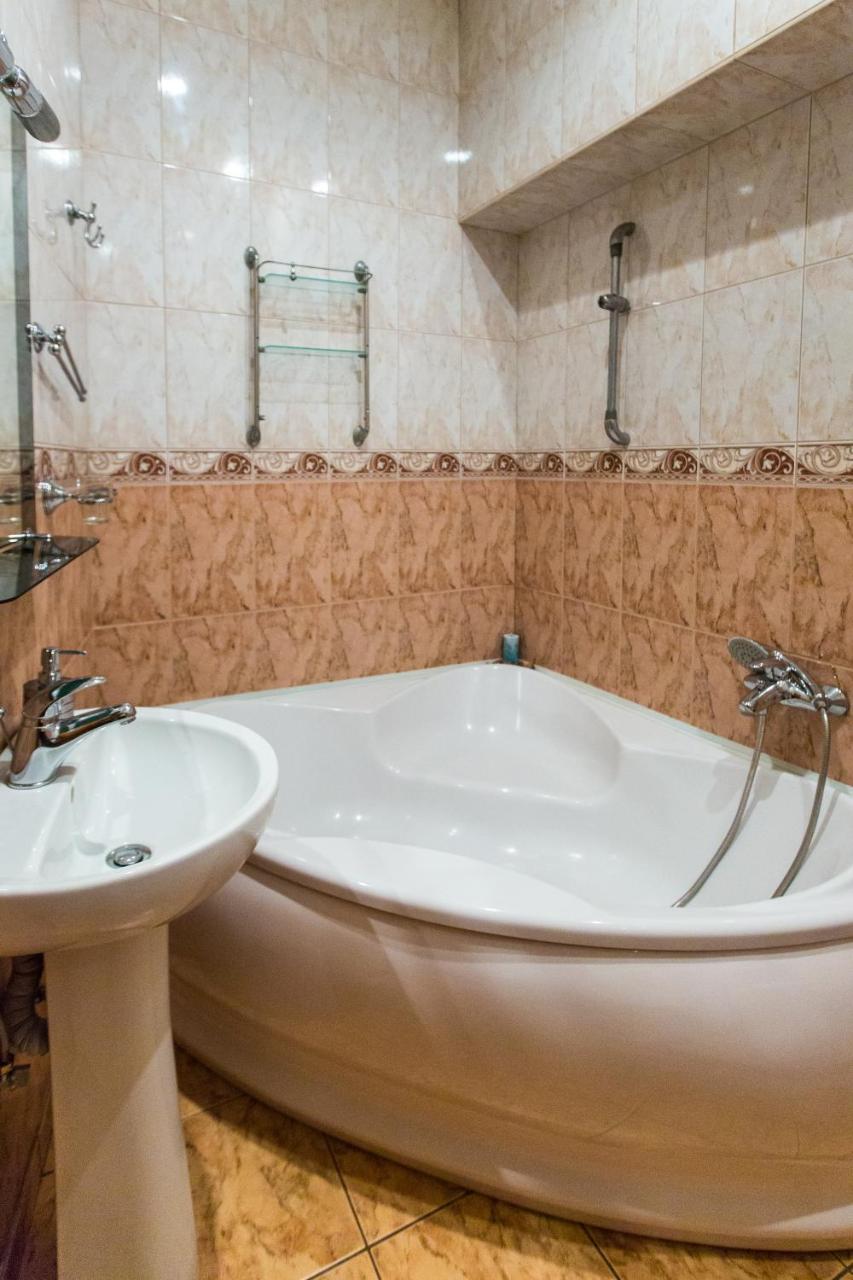 Apartment In The City Centre Лвив Екстериор снимка