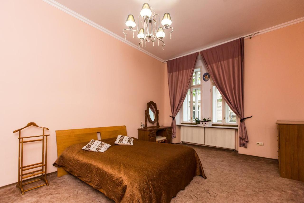 Apartment In The City Centre Лвив Екстериор снимка