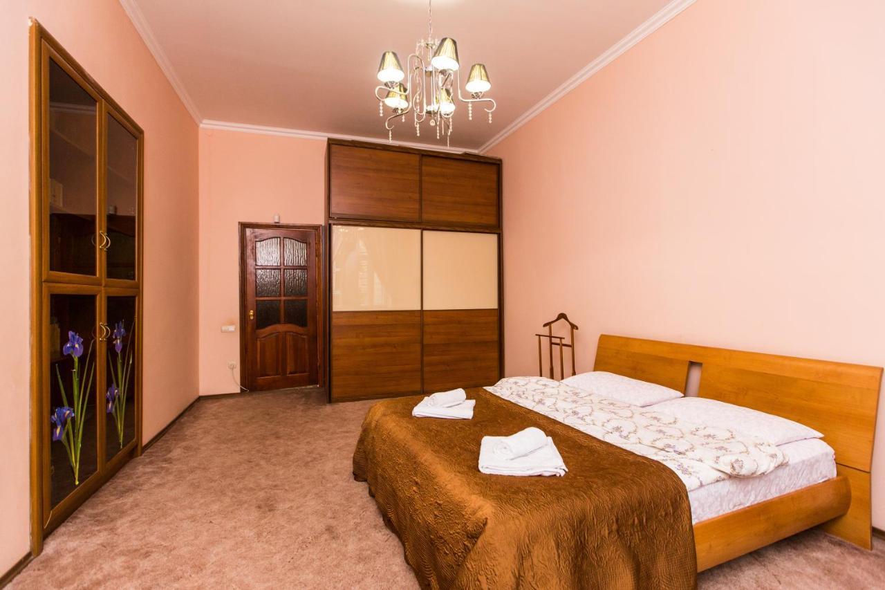 Apartment In The City Centre Лвив Екстериор снимка