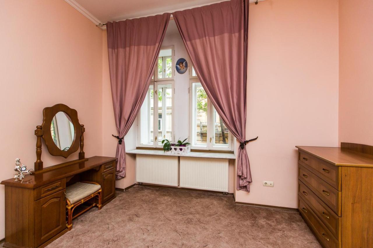 Apartment In The City Centre Лвив Екстериор снимка