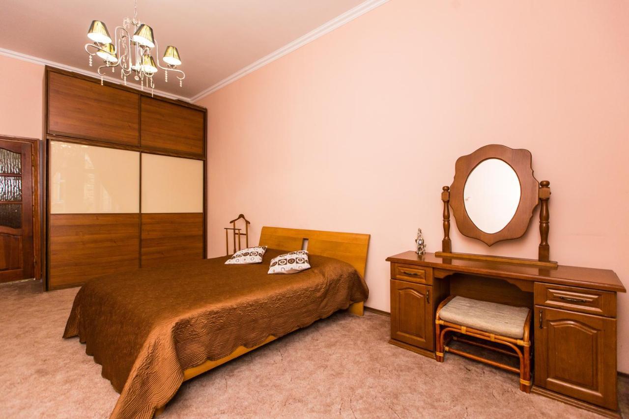 Apartment In The City Centre Лвив Екстериор снимка