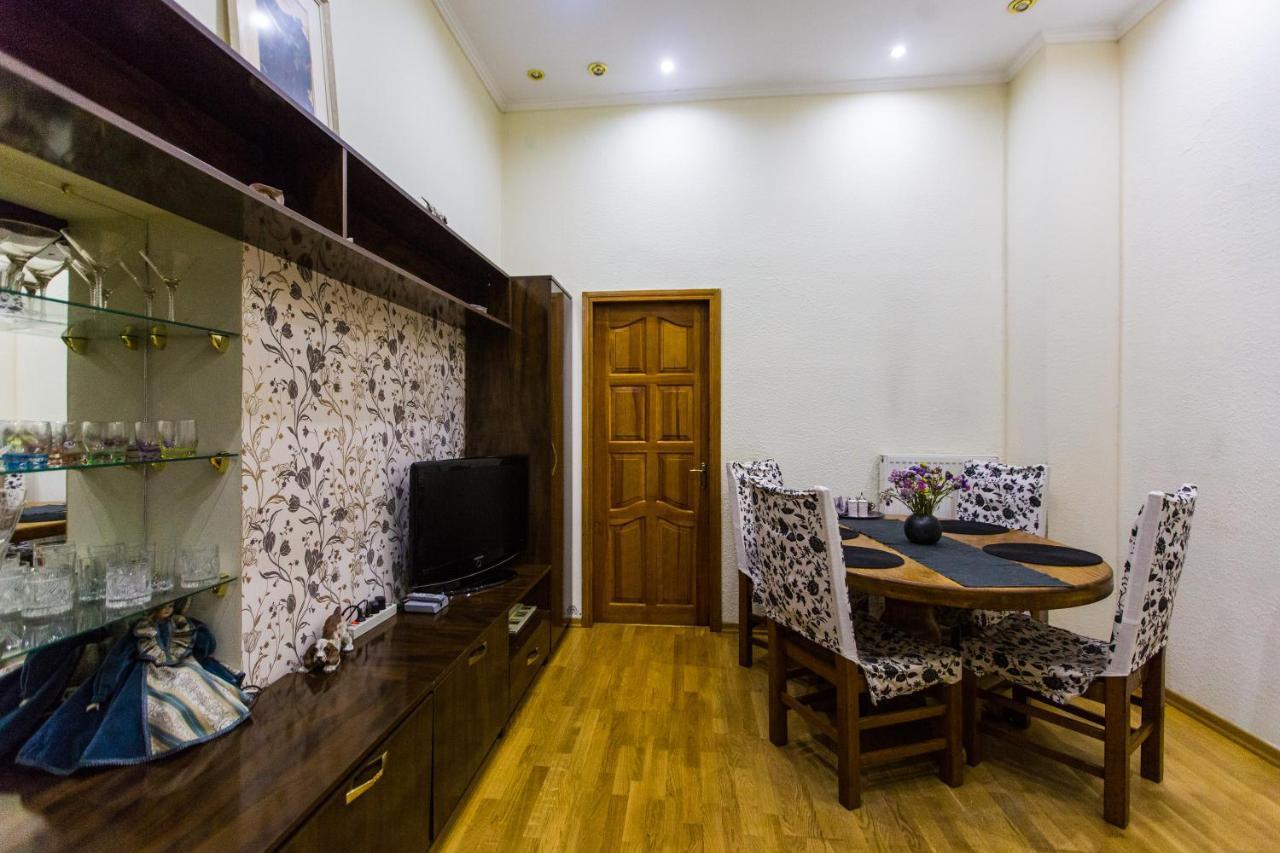 Apartment In The City Centre Лвив Екстериор снимка
